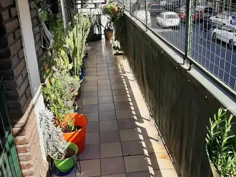 DEPARTAMENTO DE 4 AMB ZONA CENTRO AVELL. CON PATIO Y BALCÓN!