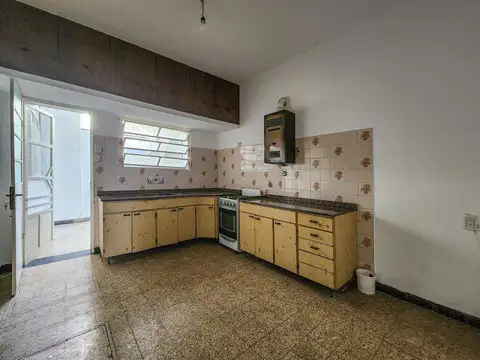 Casa al frente de 2 dormitorios con patio y terraza