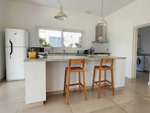 Casa 4 ambientes con 3 baños