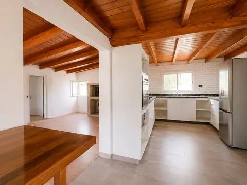 Casa 4 ambientes con 2 baños