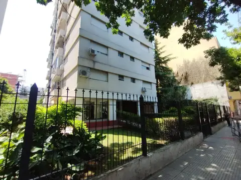 Muy Buen Departamento en venta en Flores.