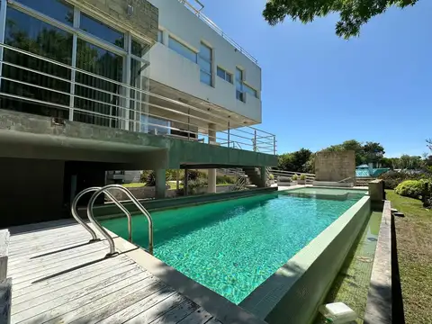 Casa en Venta - 5 Dormitorios 4 Baños - 1059mts2 - Carilo