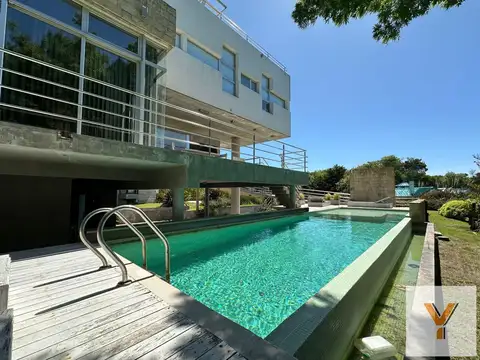Casa en Venta - 5 Dormitorios 4 Baños - 1059mts2 - Carilo