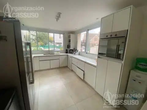 Casa 6 ambientes con 4 baños