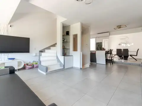 Espectacular casa hecha a nuevo en venta con cochera en La Lucila, Vicente López.