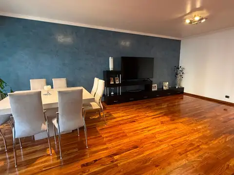 Venta Piso de Categoría con Balcón  y Cochera