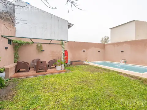 Casa en venta de 3 ambientes con parque, pileta y parrilla en Villa Udaondo