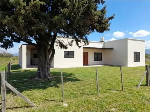 VENTA CASA 4 AMBIENTES CON PISCINA - BARRIO EL MOLINO BLANCO EXALTACION DE LA CRUZ