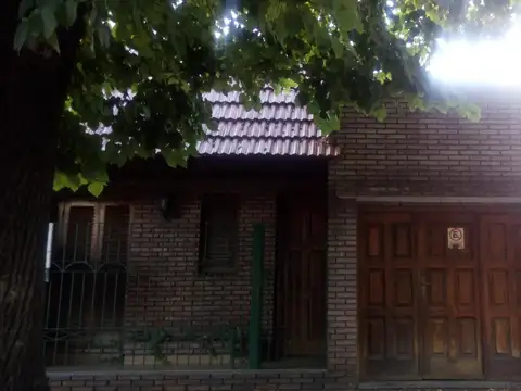 Casa en venta - 4 Dormitorios 3 Baños - Cochera - 300Mts2 - La Plata