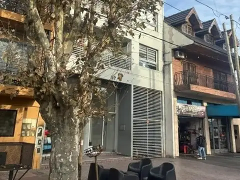Venta de monoambiente divisible sobre av. Mitre Sarandi