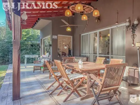 Casa 7 ambientes con 2 baños