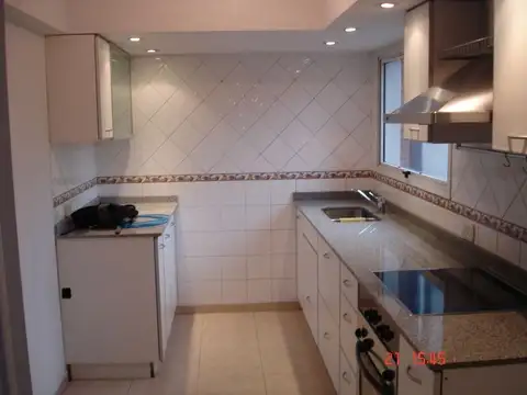 EXCELENTE DEPARTAMENTO 2 AMBIENTES CON BALCON. PILETA Y GIMNASIO. OPORTUNIDAD