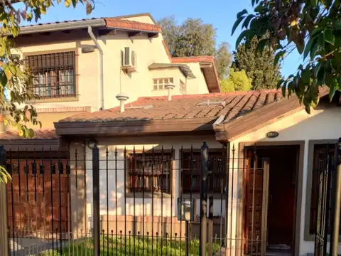 Casa en venta 5 amb. c/ cochera en Banfield