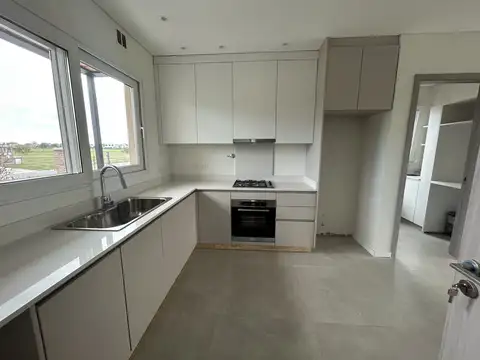 VENTA CASA 4 AMBIENTES CON PILETA - VILLAGE JOVEN BELLA VISTA