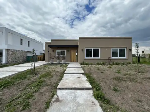 VENTA CASA 4 AMBIENTES CON PILETA - VILLAGE JOVEN BELLA VISTA