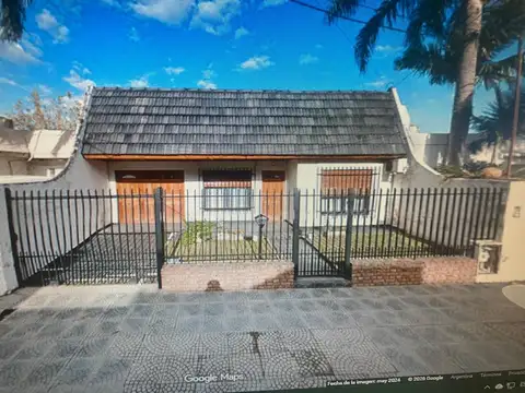 CASA AMERICANA TRES AMBIENTES, GARAGE, PILETA Y QUINCHO.-