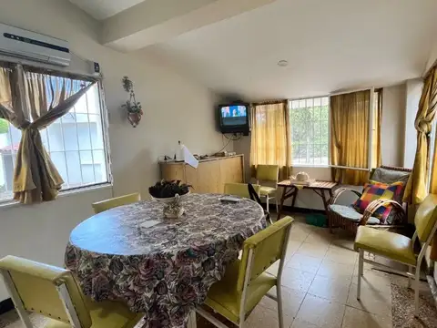 Casa 8 ambientes con 2 baños