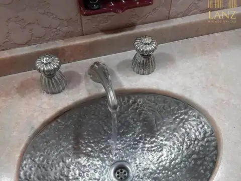 Casa 8 ambientes con 3 baños