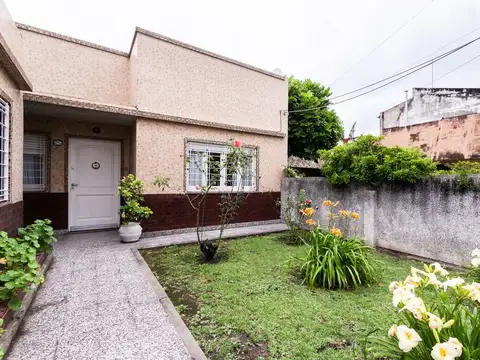 Casa en venta 3 ambientes c/cochera- parque