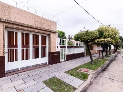 Casa en venta 3 ambientes c/cochera- parque