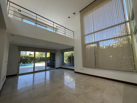Casa en Alquiler con 1 cochera