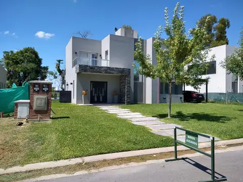 Casa en venta de 4 dormitorios c/ cochera en Haras Santa María