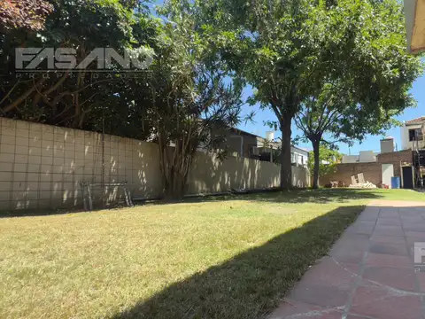 ALQUILER - CASA 11 AMB. EN SAN ANDRES. USO COMERCIAL /PROFESIONAL