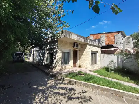 Casa 3 ambientes en alquiler con amplio parque y cochera