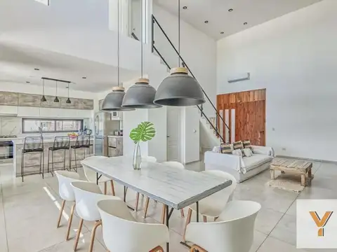 Casa en Venta con 2 cocheras