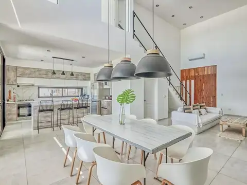 Casa en Venta con 2 cocheras