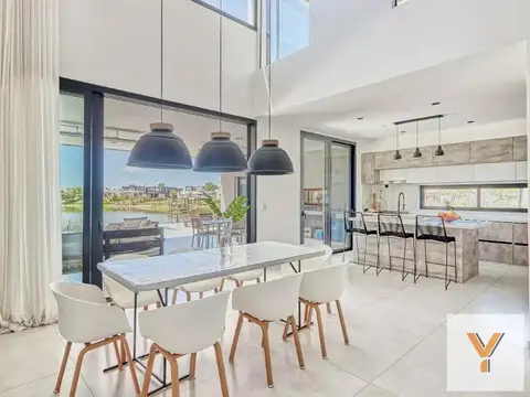 Casa 6 ambientes con 5 baños