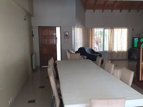 CHALET 4 AMBIENTES CON PISCINA - HERMOSO PARQUE - AMPLO QUINCHO -