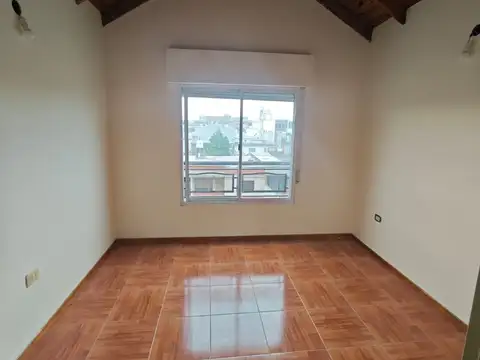 EXCELENTE DEPARTAMENTO DE 3 AMB - 1 PISO POR ESCALERA AL FRENTE - VILLA LUZURIAGA