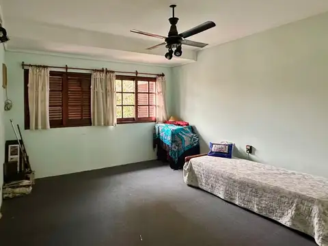 Venta Casa 4 Amb c/ Pileta Quincho Local - Permuta