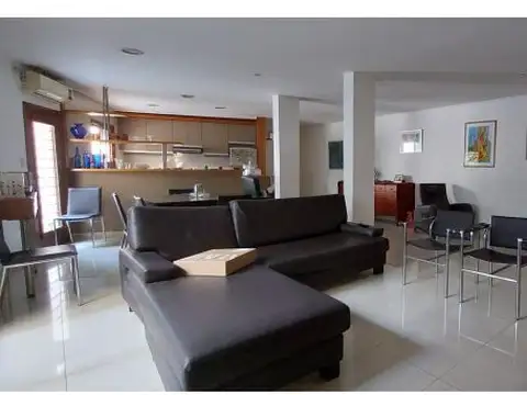 HERMOSA CASA 4 DORMITORIOS ALEM 2200