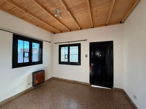 VENTA CASA 3 AMBIENTES CON COHERA EN EZPELETA
