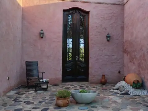 Casa en Alquiler con 3 cocheras