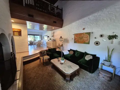 Casa en Venta con 2 cocheras