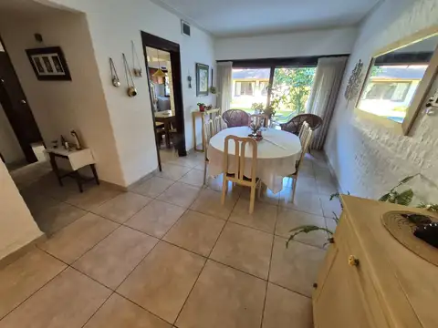 CHALET EN CONSTITUCION , DE 4 AMBIENTES CON GARAGE PARQUE Y QUINCHO.