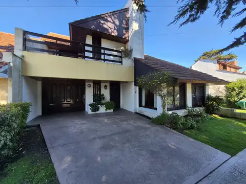 CHALET EN CONSTITUCION , DE 4 AMBIENTES CON GARAGE PARQUE Y QUINCHO.