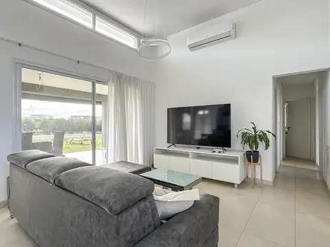 Casa en Alquiler con 2 cocheras