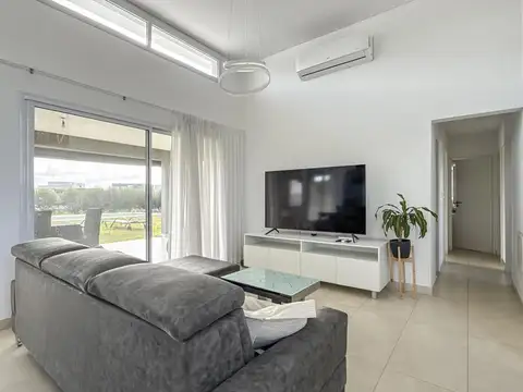 Casa en Alquiler con 2 cocheras