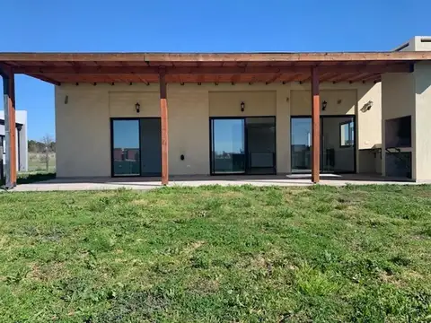 Casa 4 ambientes con 3 baños