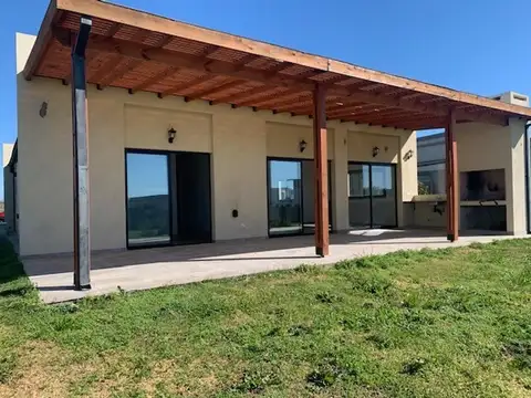 Casa en Venta con 3 cocheras