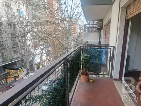 Monoambiente en alquiler en Recoleta, luminoso, cocina separada, piso alto, bajas expensas.