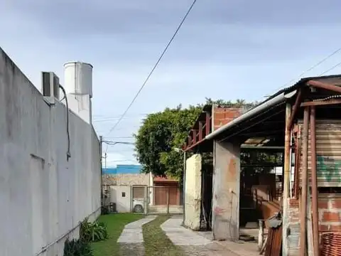 Casa en venta - 3 Dormitorios 2 Baños - 600Mts2 - La Plata