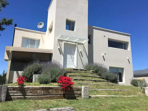 Casa 6 ambientes con 3 baños