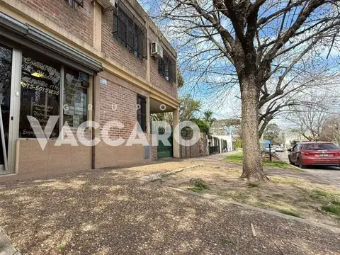 Venta en bloque de Casa de 5 ambientes y consultorios médicos en Moreno Centro