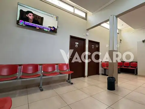 Venta en bloque de Casa de 5 ambientes y consultorios médicos en Moreno Centro