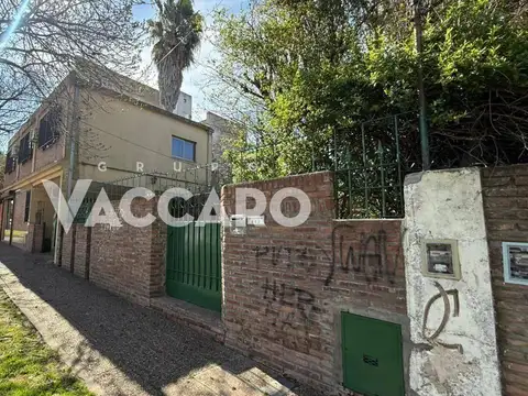 Venta en bloque de Casa de 5 ambientes y consultorios médicos en Moreno Centro